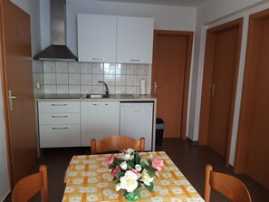 Classic Apartment, 2 Bedrooms, Ground Floor | Private kitchen