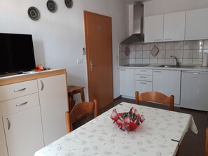Standard Apartment, 2 Bedrooms | Private kitchen