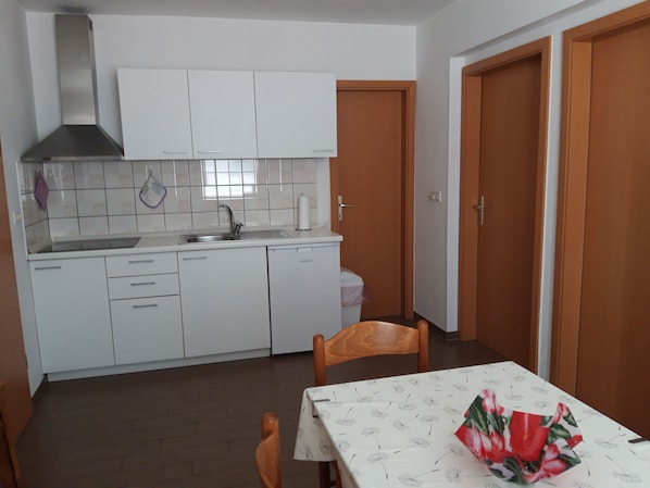Standard Apartment, 2 Bedrooms | Private kitchen | Electric kettle