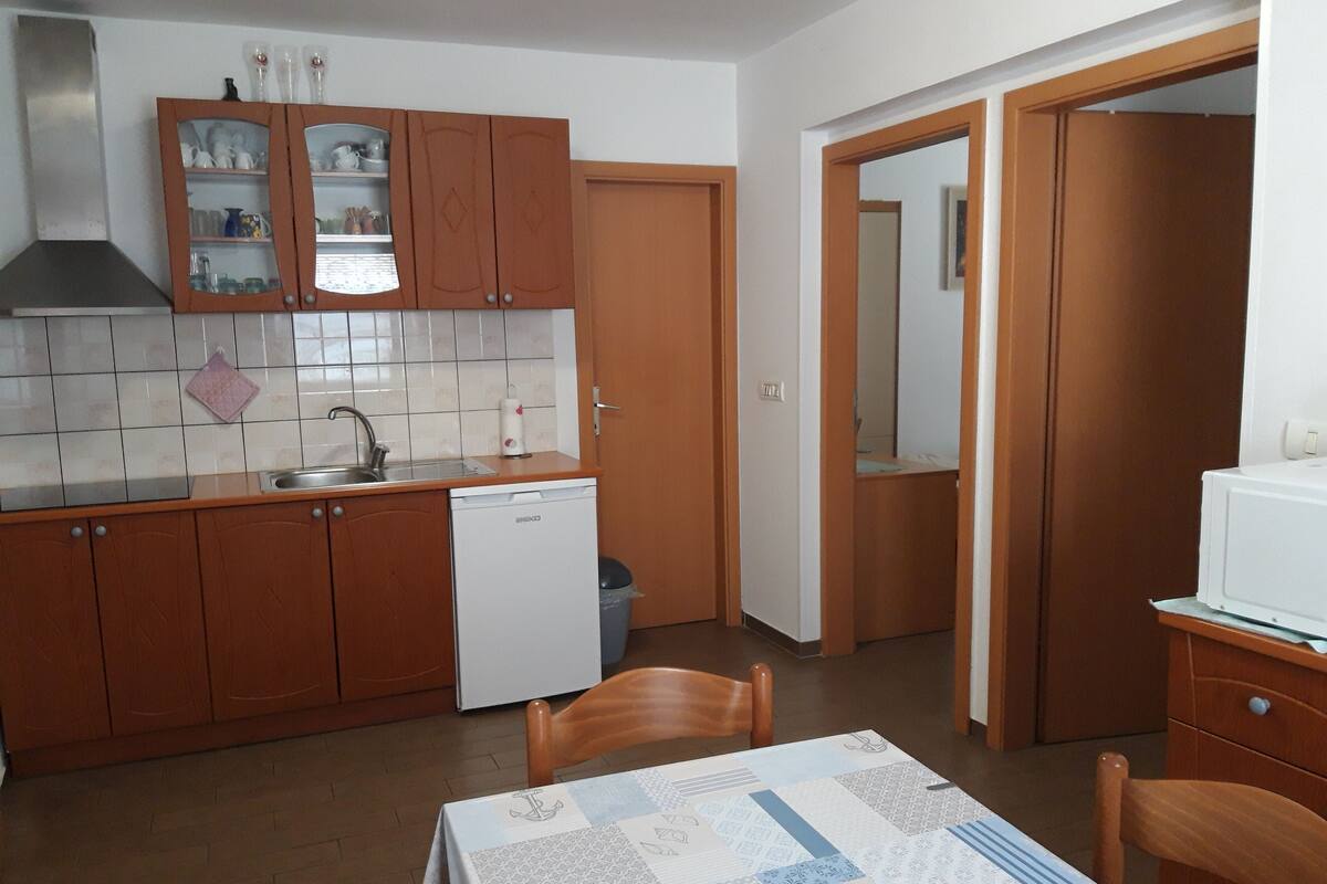 Apartamento clássico, 2 quartos | Área de estar | TV de tela plana