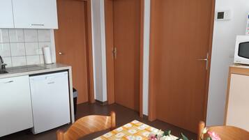 Departamento clásico, 2 habitaciones, planta baja | Área de sala de estar | Televisión de pantalla plana