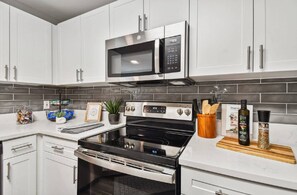 Private kitchen - Charming 2-bedroom condo with WiFi and AC in lovely Orlando (Orlando)