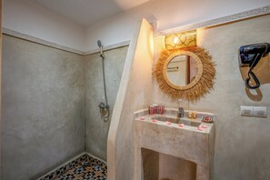 Shower, hair dryer, towels, soap - Riad L'oriental & SPA (Marrakech)