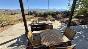 Outdoor dining - Luck Sun I Great Indoor/Outdoor Space I 30 Day Minimum I Ample Parking (Moab)