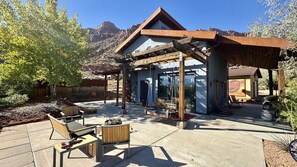 Outdoor dining - Luck Sun I Great Indoor/Outdoor Space I 30 Day Minimum I Ample Parking (Moab)