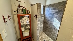 Shower, hair dryer, towels - Luck Sun I Great Indoor/Outdoor Space I 30 Day Minimum I Ample Parking (Moab)