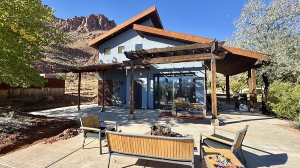 Terrace/patio - Luck Sun I Great Indoor/Outdoor Space I 30 Day Minimum I Ample Parking (Moab)