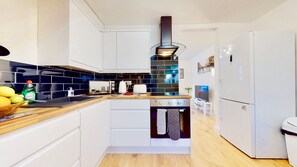 Kjøleskap, mikrobølgeovn, ovn og oppvaskmaskin