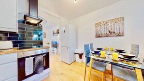 Kjøleskap, mikrobølgeovn, ovn og oppvaskmaskin