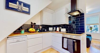 Charming Victorian Terrace House Minutes from Station