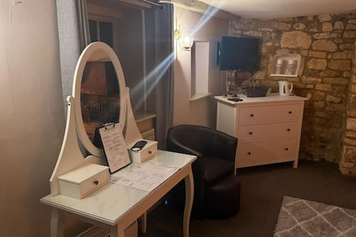 Deluxe Double Room | Desk