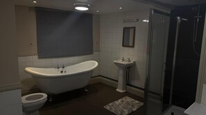 Deluxe-herbergi með tvíbreiðu rúmi | Baðherbergi | Snyrtivörur án endurgjalds, handklæði, sápa, sjampó