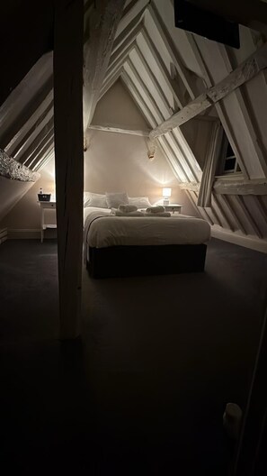 Comfort Room | Desk - Red Lion Tavern (Chipping Campden)