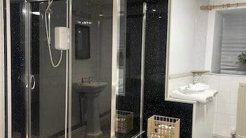 Deluxe Double Room | Bathroom | Free toiletries, towels, soap, shampoo