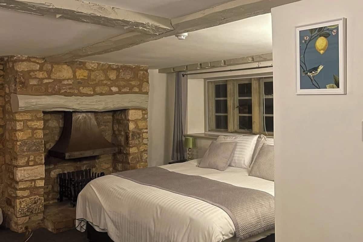 Deluxe Double Room | Desk