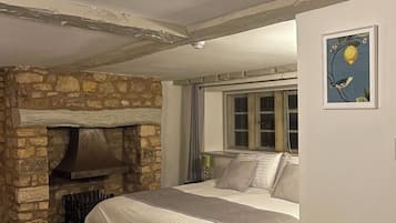 Deluxe Double Room | Desk