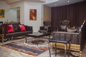 Vila Presidensial, pemandangan kota | Brankas, meja kerja, ruang kerja ramah laptop, dan kedap suara