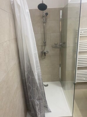 Sèche-cheveux, serviettes fournies, savon, papier toilette