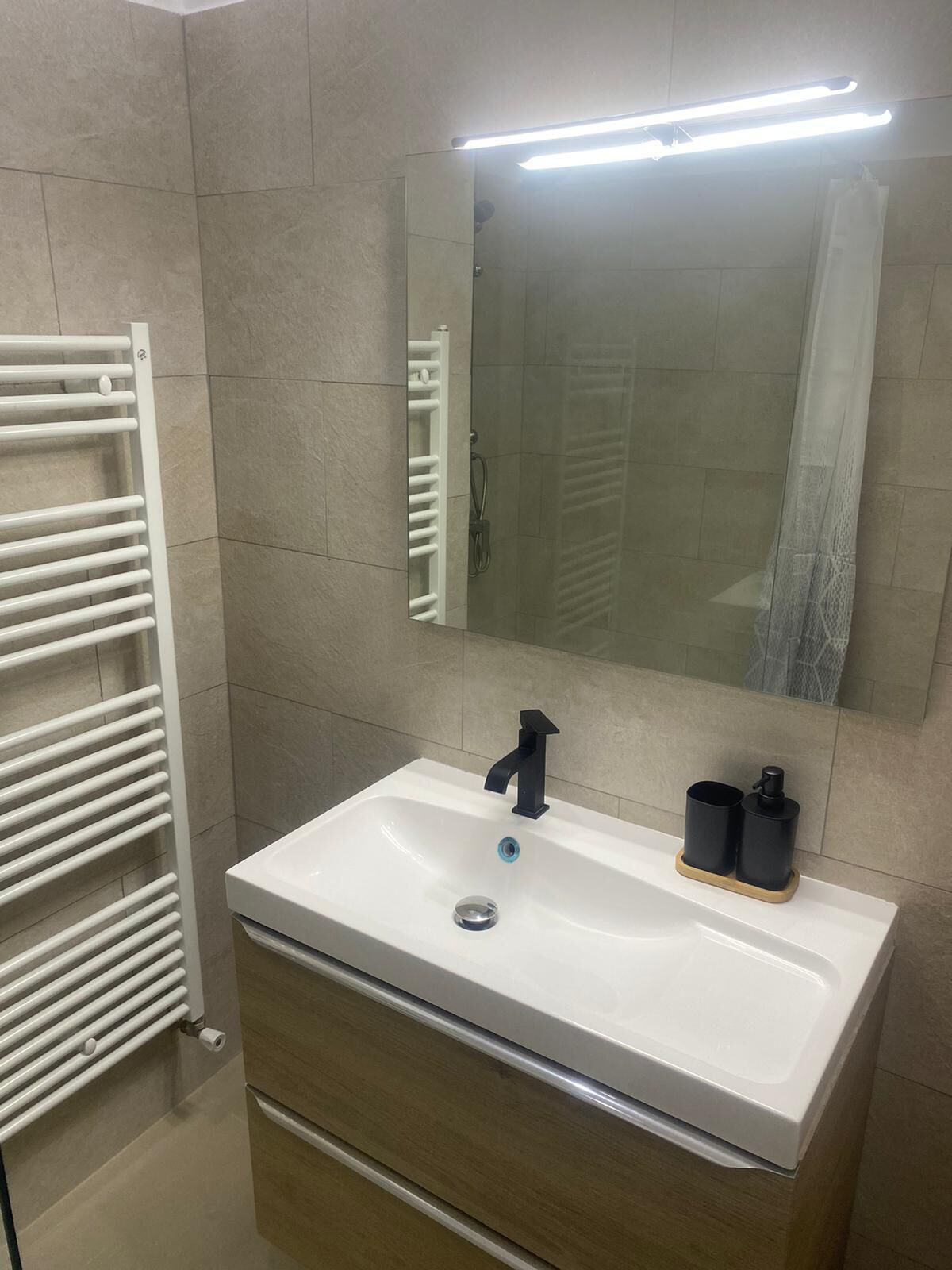 Sèche-cheveux, serviettes fournies, savon, papier toilette