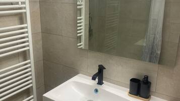 SĂšche-cheveux, serviettes fournies, savon, papier toilette