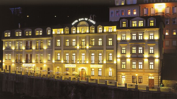 A hotel with multiple stories, balconies, and a well-lit facade. - Wellness hotel Jean de Carro (Karlovy Vary)