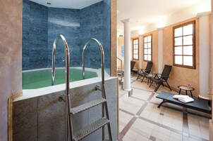 Un sauna, una bañera de hidromasaje, baño turco, baño turco/hammam
