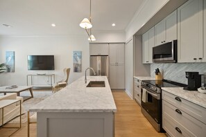 Geladeira, micro-ondas, fogão, cooktop