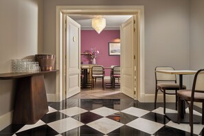 55-inch flat-screen TV with satellite channels, streaming services - The Saints Hotel ('s-Hertogenbosch)