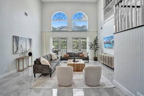 Smart TV, fireplace - Historic Hollywood Mansion 5 Minutes to the Beach 6BR 5-Bath (Hollywood)