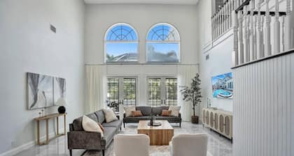 Historic Hollywood Mansion 5 Minutes to the Beach 6BR 5-Bath