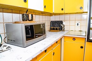 Fridge, microwave, stovetop, electric kettle - Entire Apartment, lovely spacious 3 bedroom apartment  (Randburg)