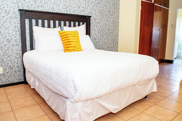 3 habitaciones, tabla de planchar con plancha, wifi y ropa de cama 