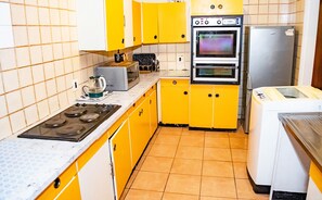 Refrigerador, microondas, parrilla de estufa y tetera eléctrica 