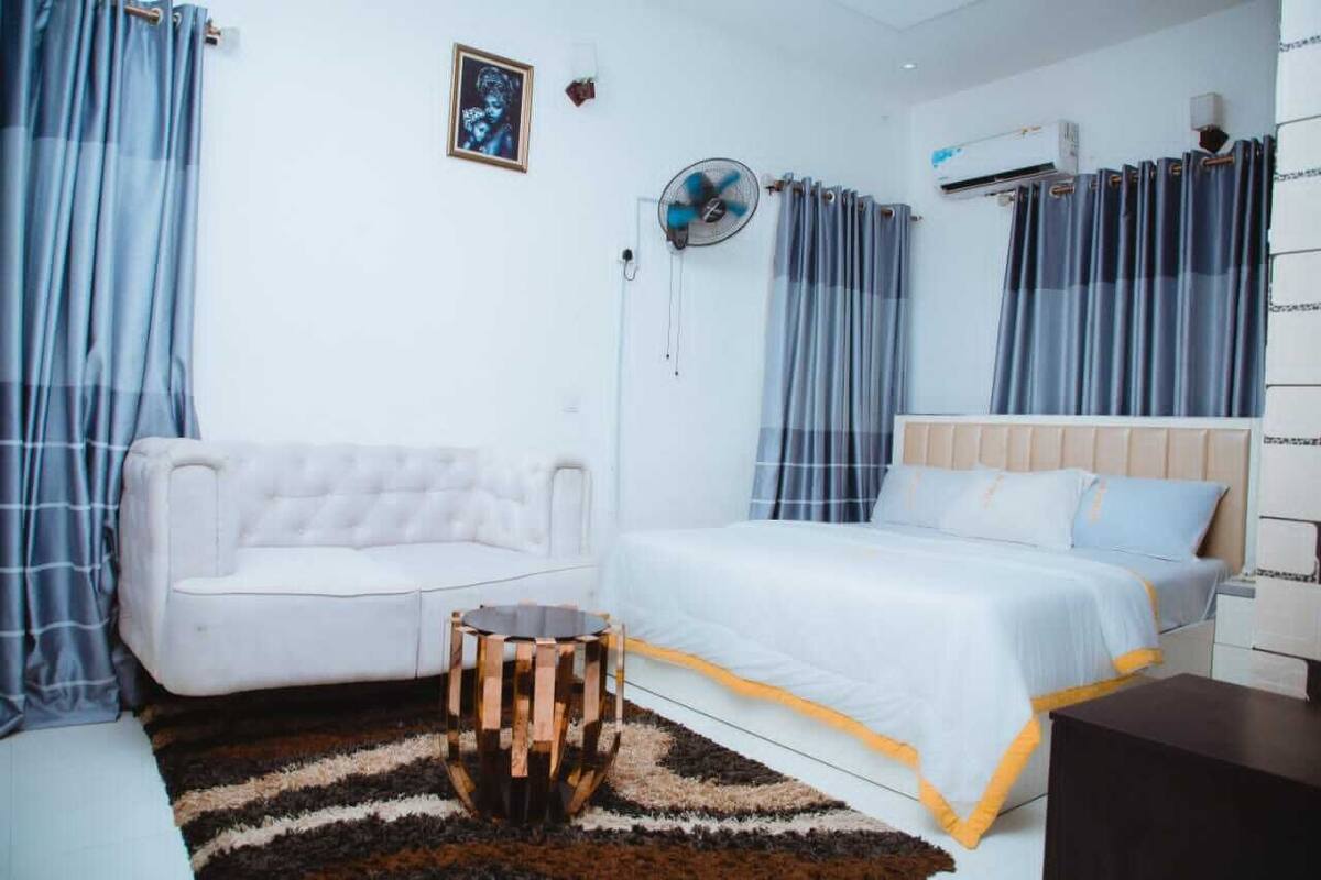 Minibar, soundproofing, bed sheets