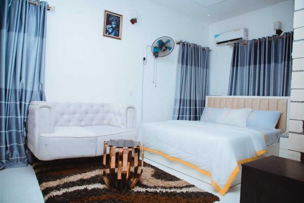 Minibar, bed sheets - Le Patriot Hotel (Lekki)