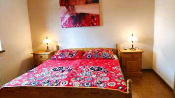 1 غرفة نوم وطراز فريد لكل وحدة وملاءات أسرّة