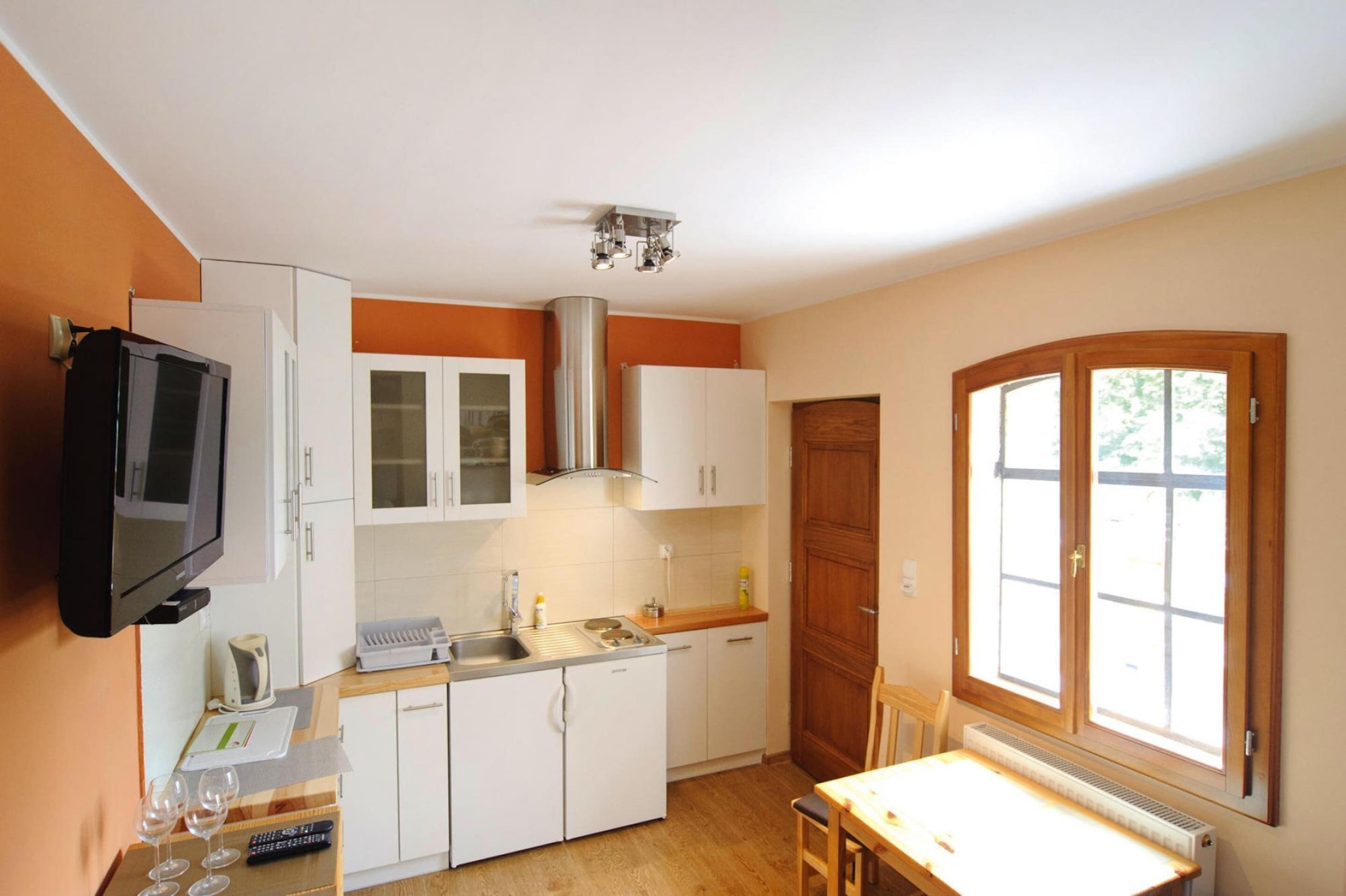 Fridge, coffee/tea maker, electric kettle, highchair