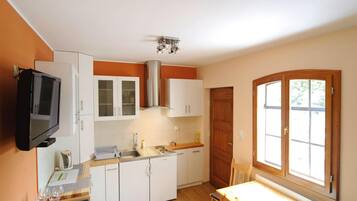 Fridge, coffee/tea maker, electric kettle, highchair