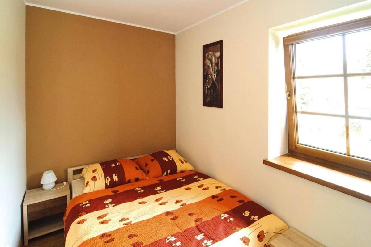 Classic Apartment, 2 Bedrooms | 1 bedroom, individually furnished, bed sheets