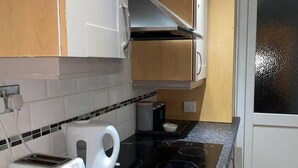 Casa | Cocina privada | Refrigerador, microondas, horno y parrilla de estufa
