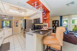 Kylskåp, mikrovågsugn, ugn och spishäll