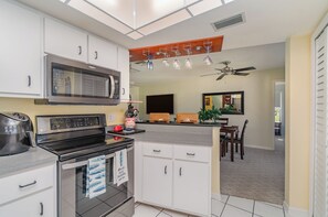 Kylskåp, mikrovågsugn, ugn och spishäll