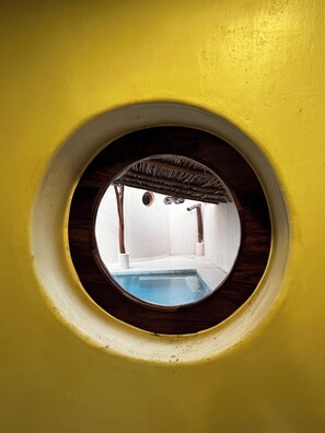 Family Apartment, Pool View | Bilik Mandi | Pancuran mandi, tuala disediakan, sabun, tisu tandas 