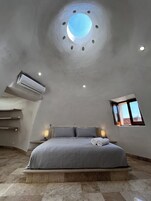 高级公寓, 部分海景 | 1 多间卧室、客房内保险箱、办公桌、笔记本电脑工作区