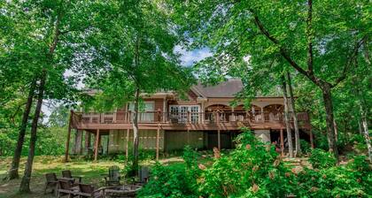 Legacy on the Lake-pool table, hot tub, fire pit, 180 views