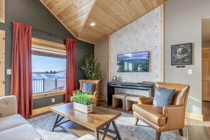 Smart-TV, Kamin, Tischfußball, Bücher