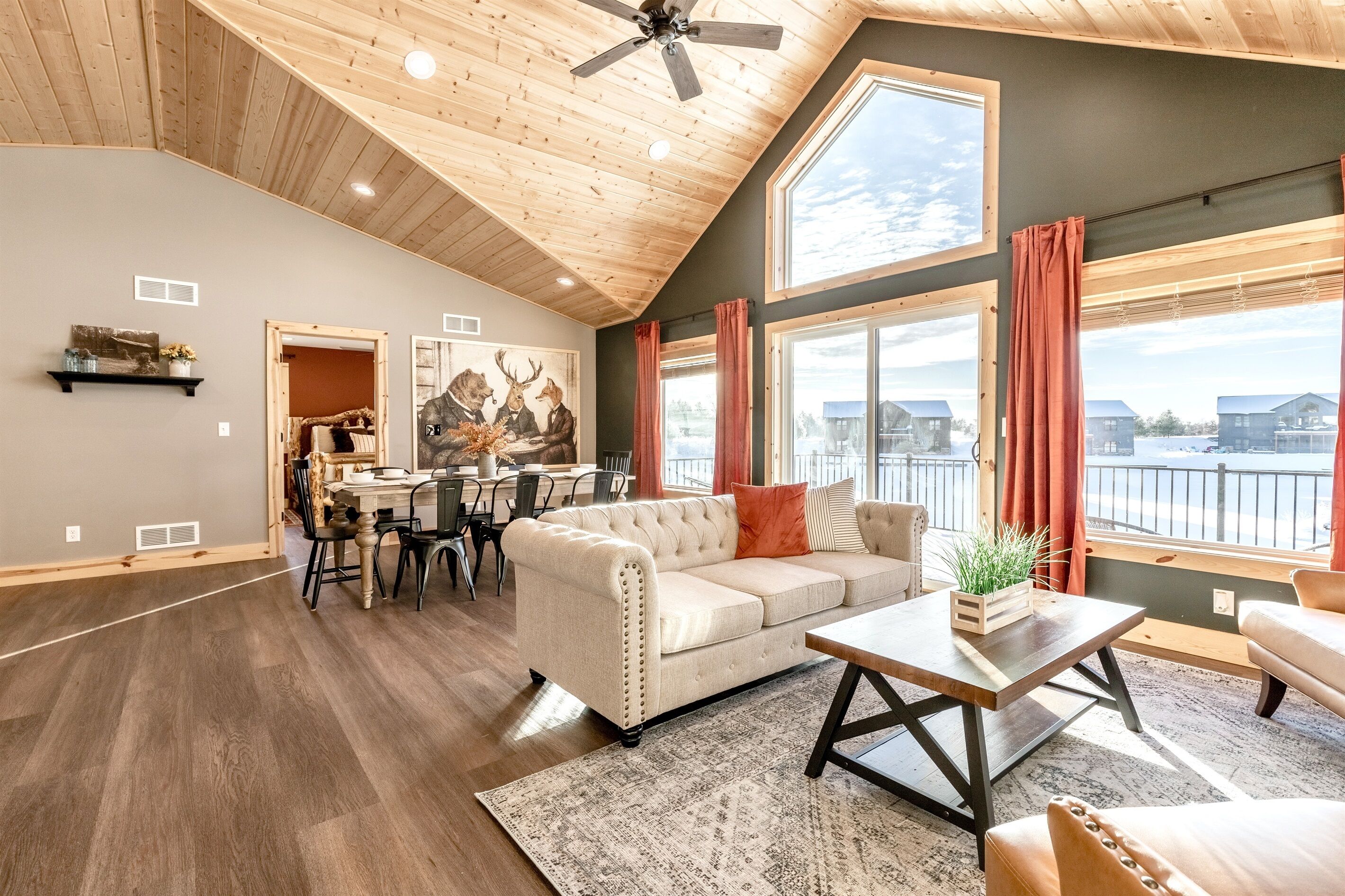 Älytelevisio, takka, pöytäjalkapallopöytä, kirjoja