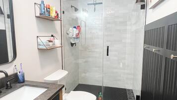 Ducha, secador de pelo, toallas, jabón