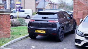 Een zwarte SUV geparkeerd op een oprit, kenteken CA72 RGX is zichtbaar.