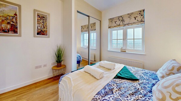 Tabla de planchar con plancha, wifi y ropa de cama 